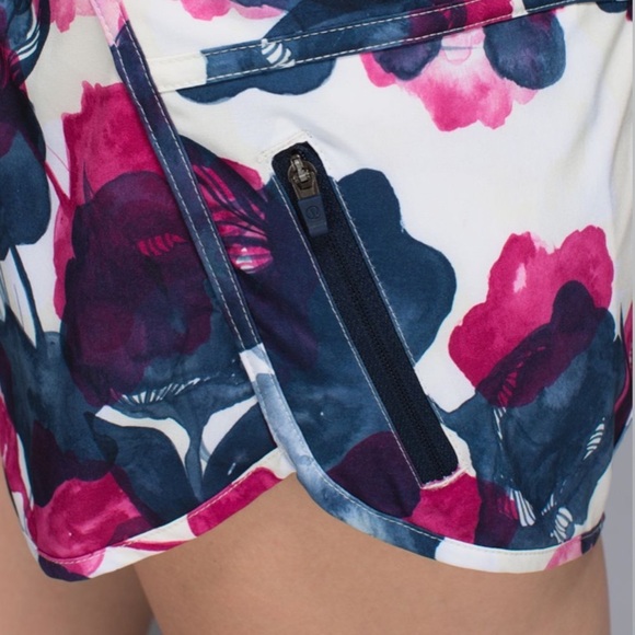 Lululemon Tracker Short II *4-way Stretch
Inky Floral Ghost Inkwell Bumble Berry - Picture 14 of 14
